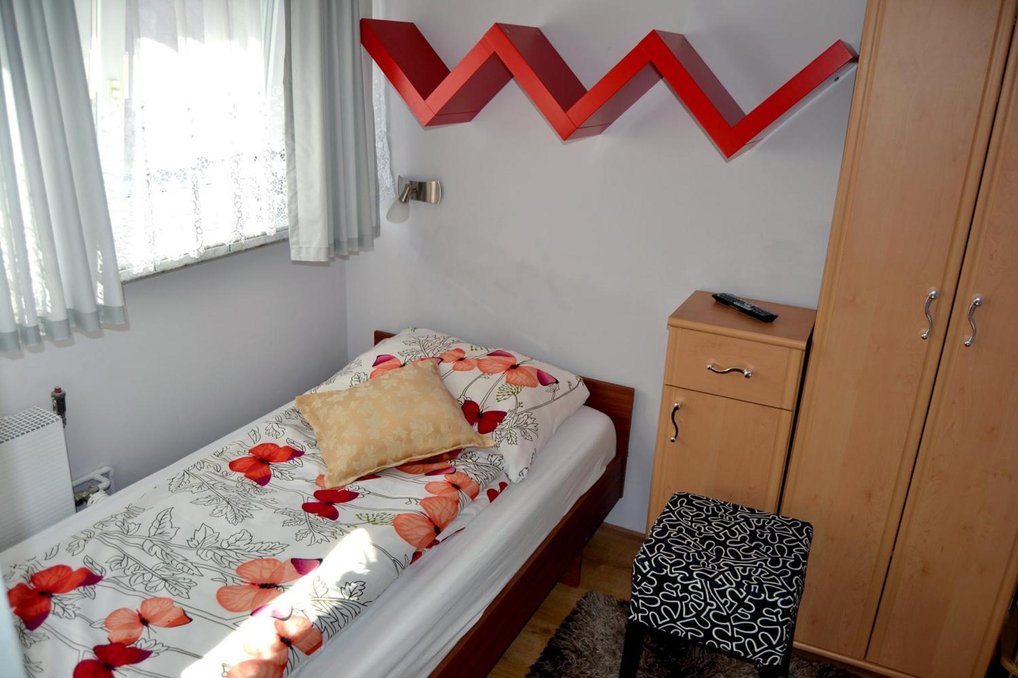 Pokój jednoosobowy z prysznicem