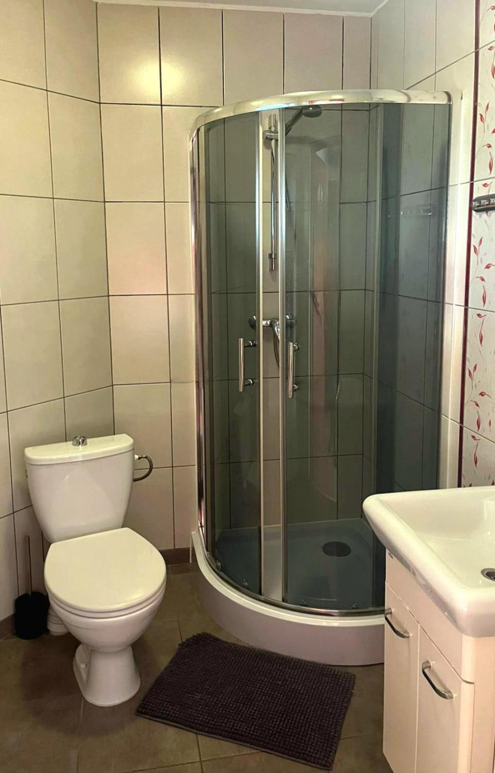 Pokój Trzyosobowy z prywatną łazienką