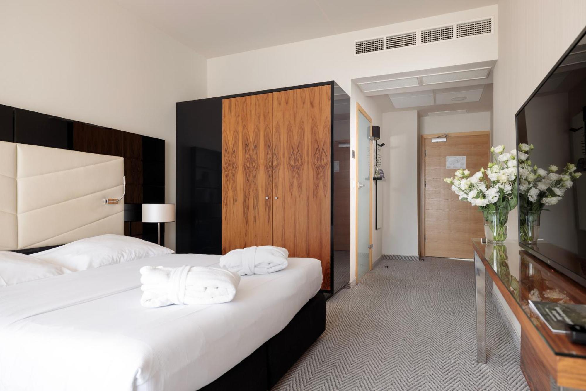 Double or Twin Room with Partial Sea View,1765893596:JPEG