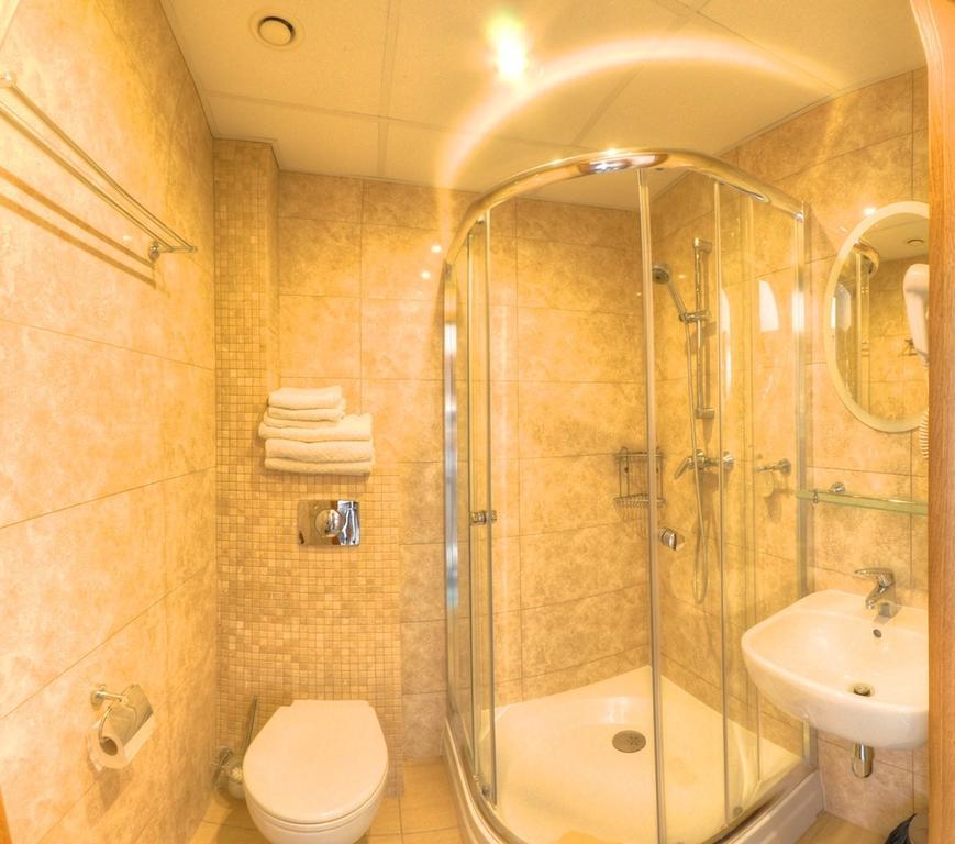 Mały pokój dwuosobowy z balkonem