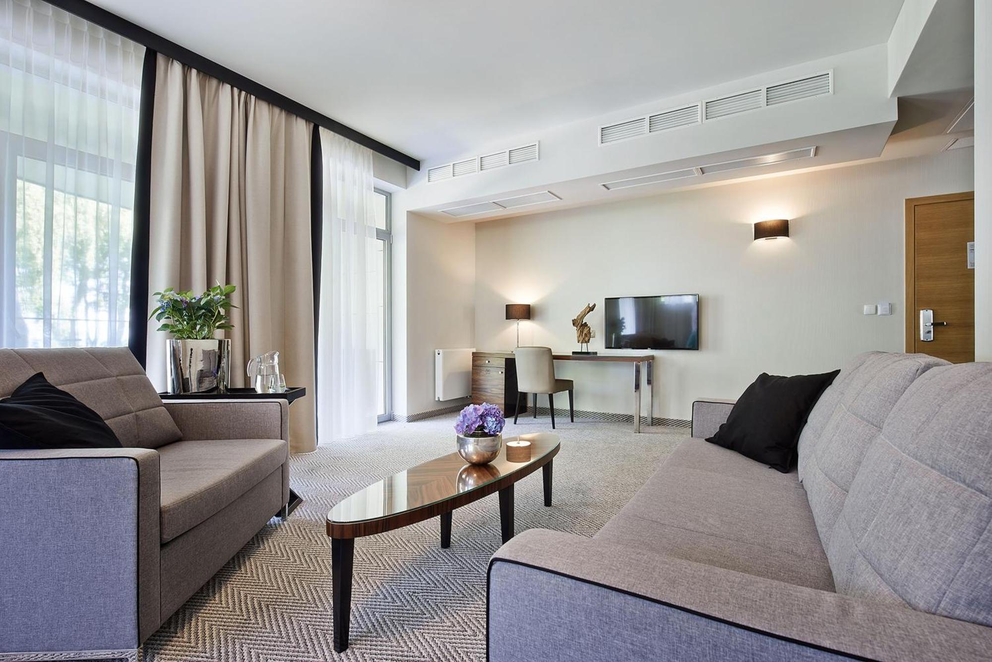One-Bedroom Apartment with Balcony,1417277283:JPEG